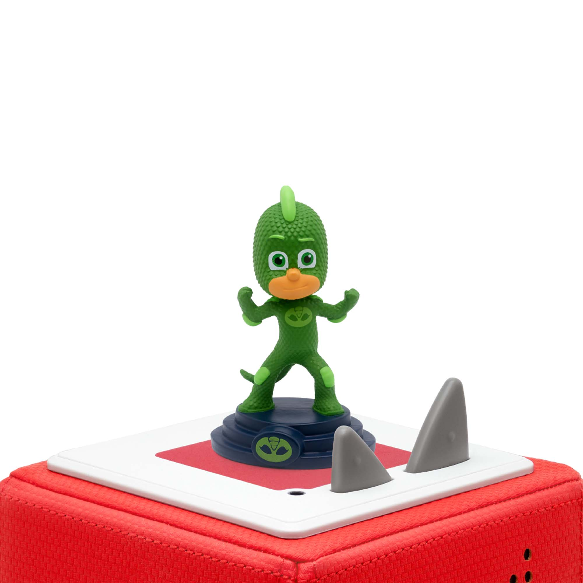 Grüne Cartoonfigur auf rot-weißer Basis, mit Haifischflossen. Weißer Hintergrund.