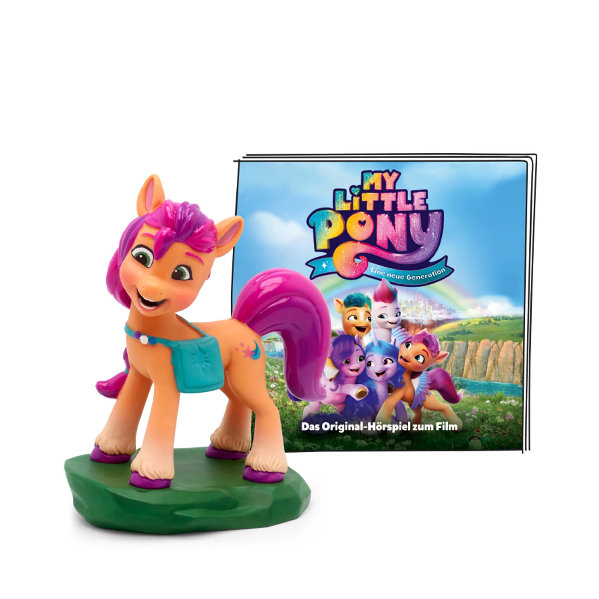 My Little Pony Spielfigur, ein pink-orangenes Pony mit einem Zeichentrickfilmplakat im Hintergrund. Die Ponyfigur steht auf einem grünen Sockel.