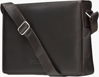 Bruine leren messenger bag met een schouderriem. Hij is rechthoekig van vorm. De achtergrond is wit.
