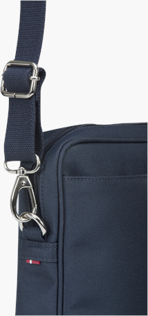 Marineblauwe schoudertas met zilveren hardware. Zichtbare riem en hoek.