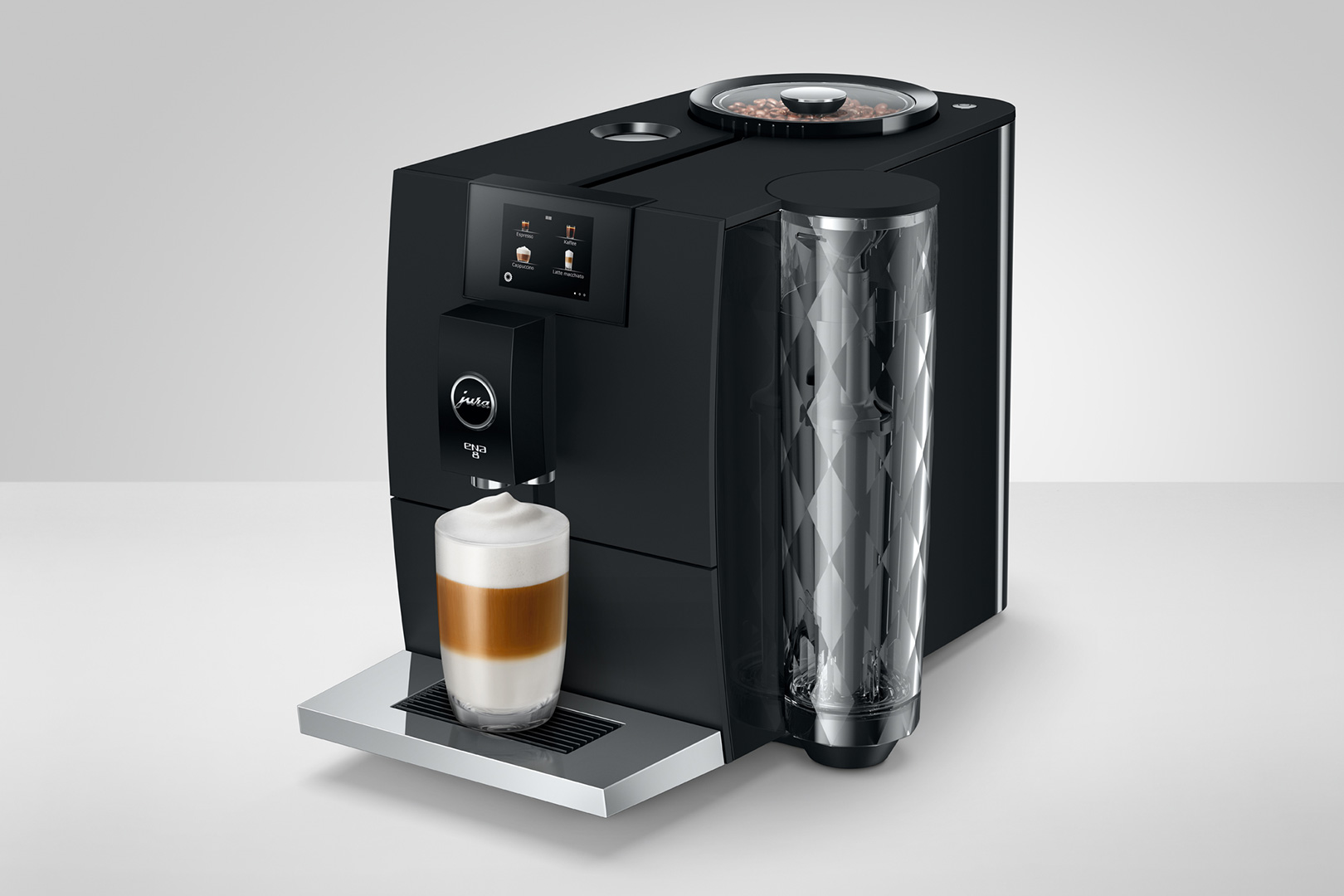 Macchina da caffè nera con un bicchiere di latte. Ha uno schermo e un contenitore di chicchi di caffè.