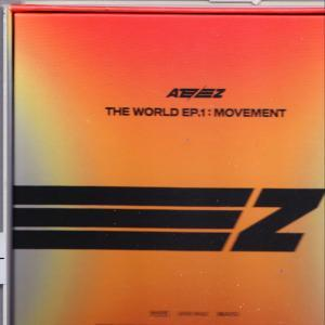 Album borító narancs és sárga háttérrel. Ateez és a szöveg: The World EP.1 : Movement.