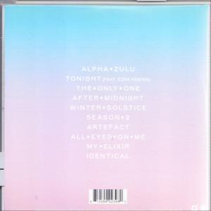 Rückseite eines CD-Albums. Listet Songtitel vor farbigem Farbverlaufshintergrund auf. Enthält einen Barcode unten.
