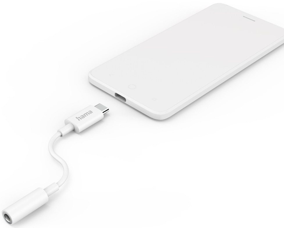 Smartphone blanc avec un adaptateur USB-C vers 3,5 mm blanc connecté. Fond blanc.