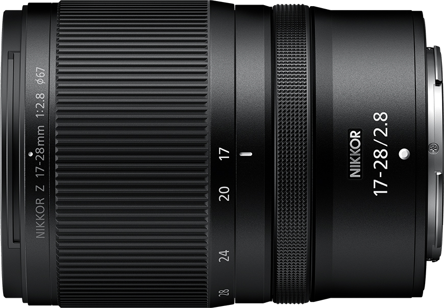 Een zwarte Nikon Z 17-28mm f/2.8 lens, met scherpstel- en zoommarkeringen zichtbaar.