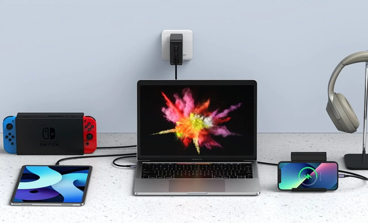 Un ordinateur portable, une Nintendo Switch, une tablette et un téléphone en charge.
