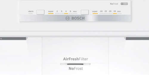 Primer plano del panel de control de un refrigerador blanco con botones y pantalla. La marca es BOSCH.
