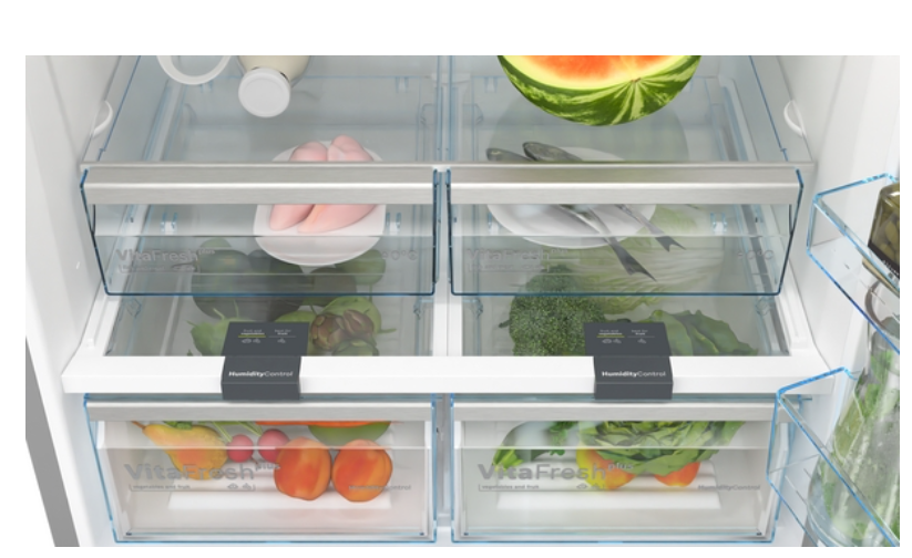 Dentro de un refrigerador: Alimentos frescos en recipientes. Frutas, verduras y carne visibles.
