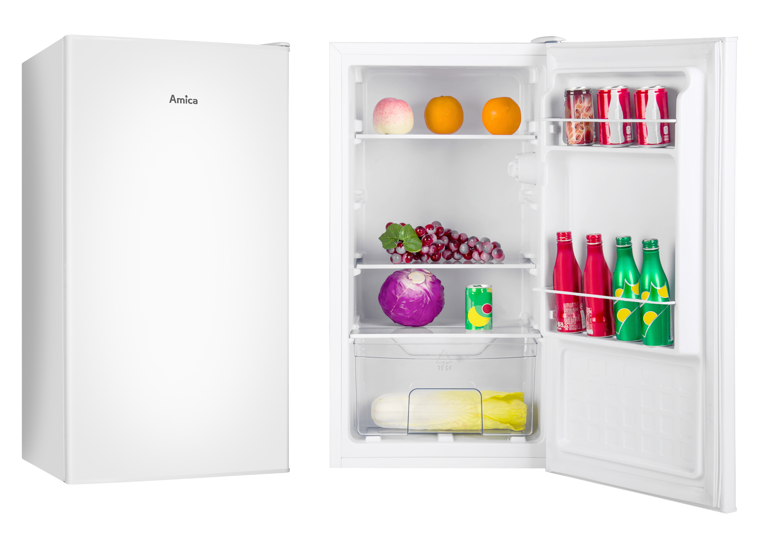 Weißer Kühlschrank, offen, Früchte und Getränke innen. Amica-Logo auf der Tür. Weißer Hintergrund.