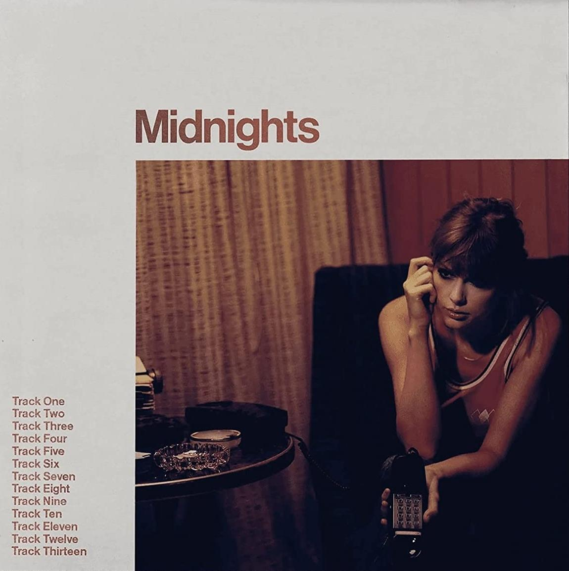 Albumcover: Taylor Swift, sitzend, hält Telefon, Titel "Midnights".