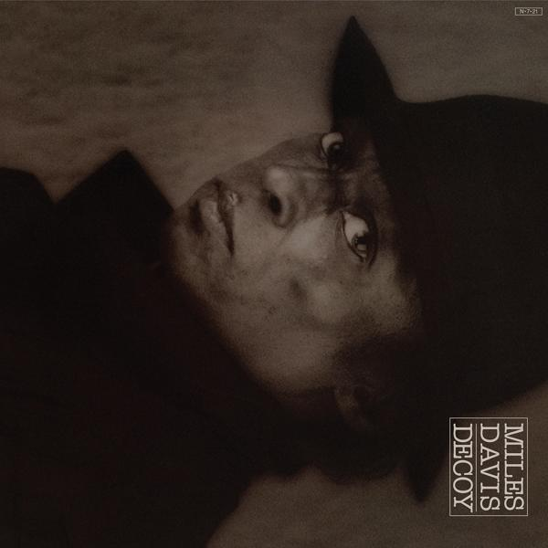 Miles Davis album borító. Fekete-fehér kép egy kalapos férfiról.