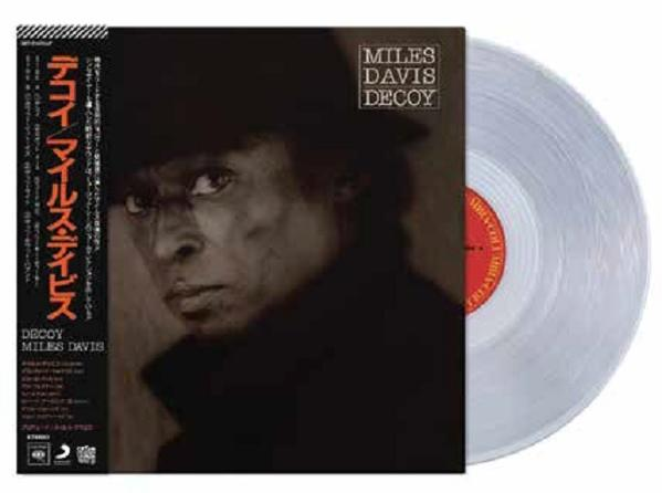 Miles Davis Decoy albumborítója. Davis fotója kalapban és kabátban. Japán szöveg.