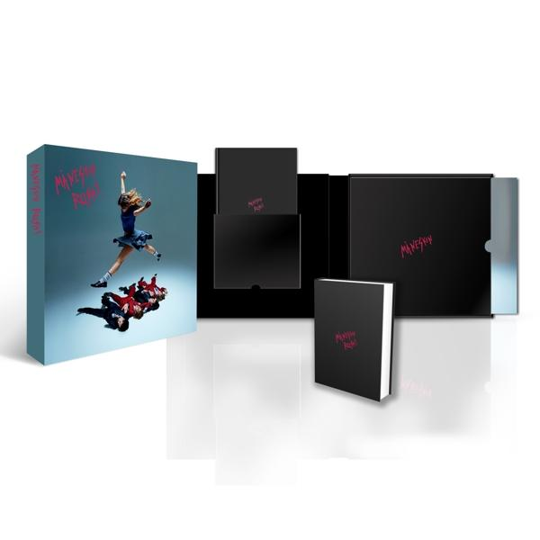 Egy dobozos album ugráló emberrel és egy csoporttal a borítón, egyéb album alkatrészekkel.