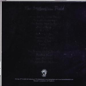 Schwarze CD-Hülle mit Text auf dunklem Hintergrund.