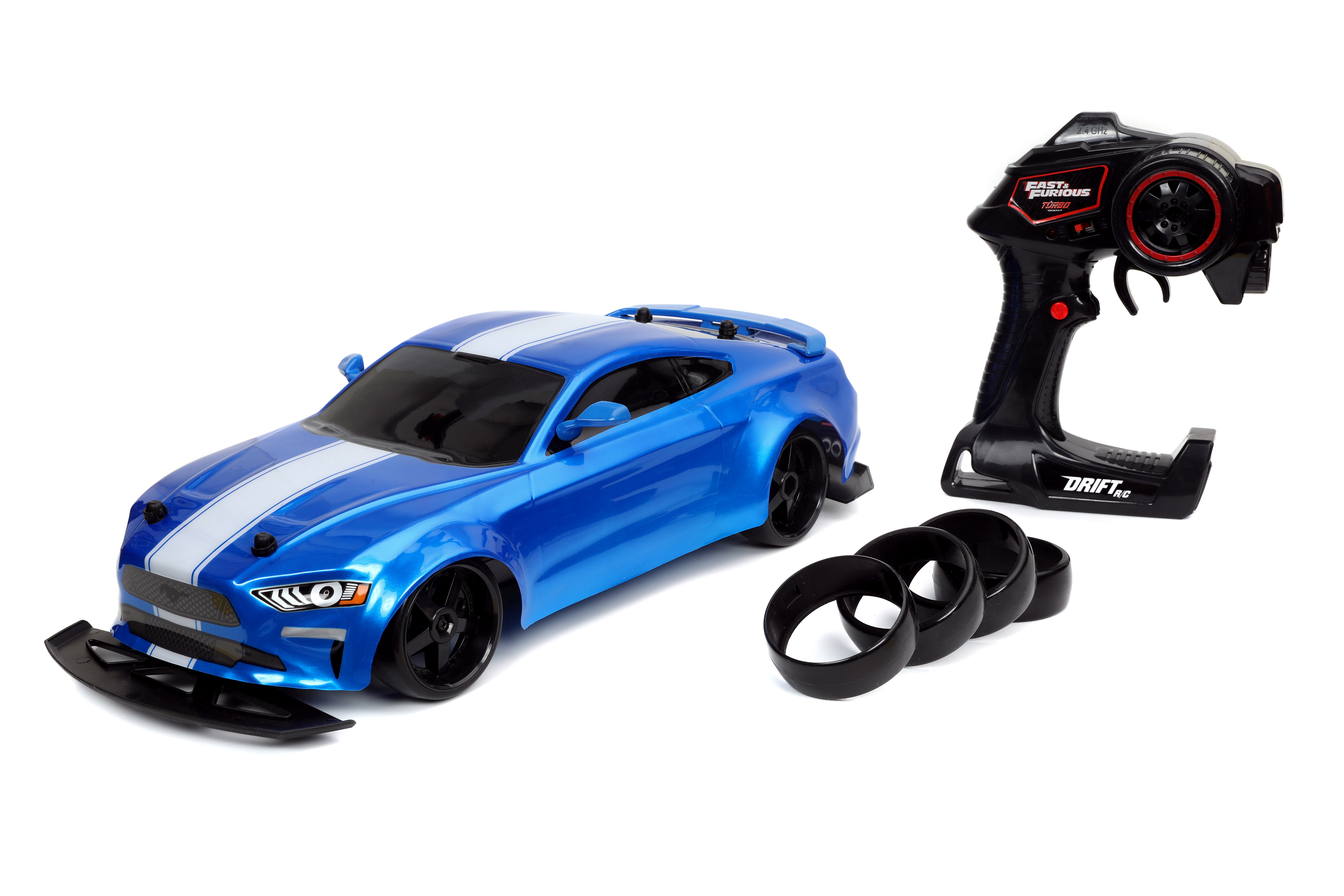 Blaues Spielzeugauto mit weißen Streifen und Fernbedienung auf weißem Hintergrund.