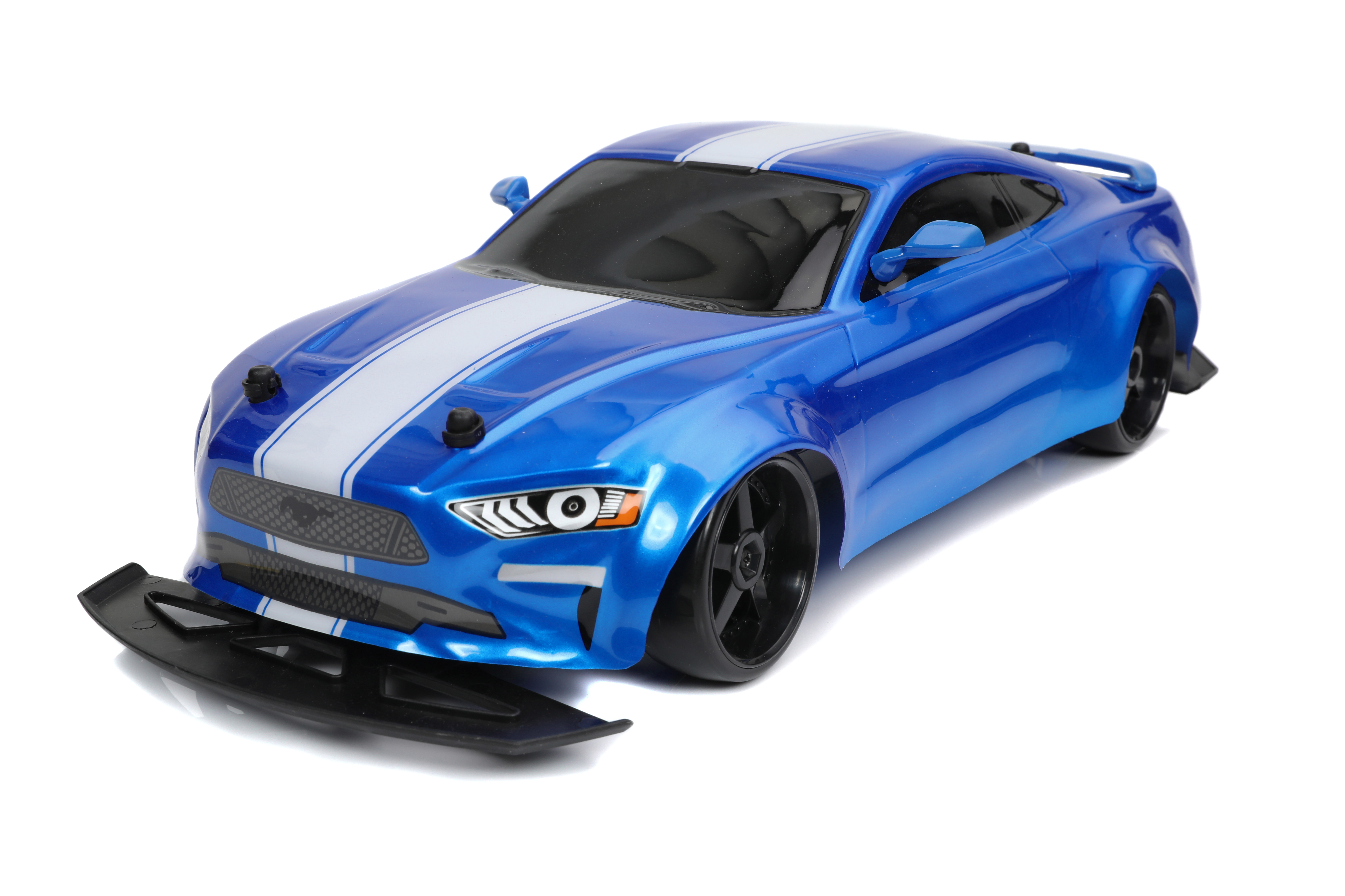 Blau-weißes Spielzeugauto, ein Ford Mustang, auf weißem Hintergrund.