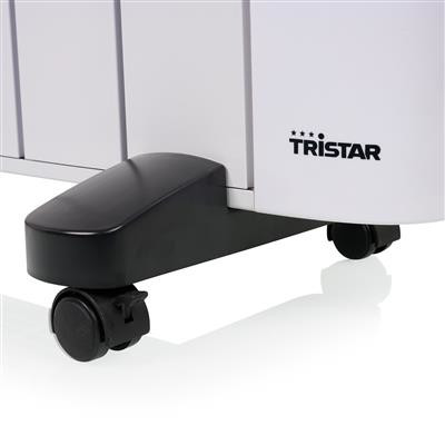 Gros plan de la base du radiateur Tristar avec roues, corps du radiateur blanc.