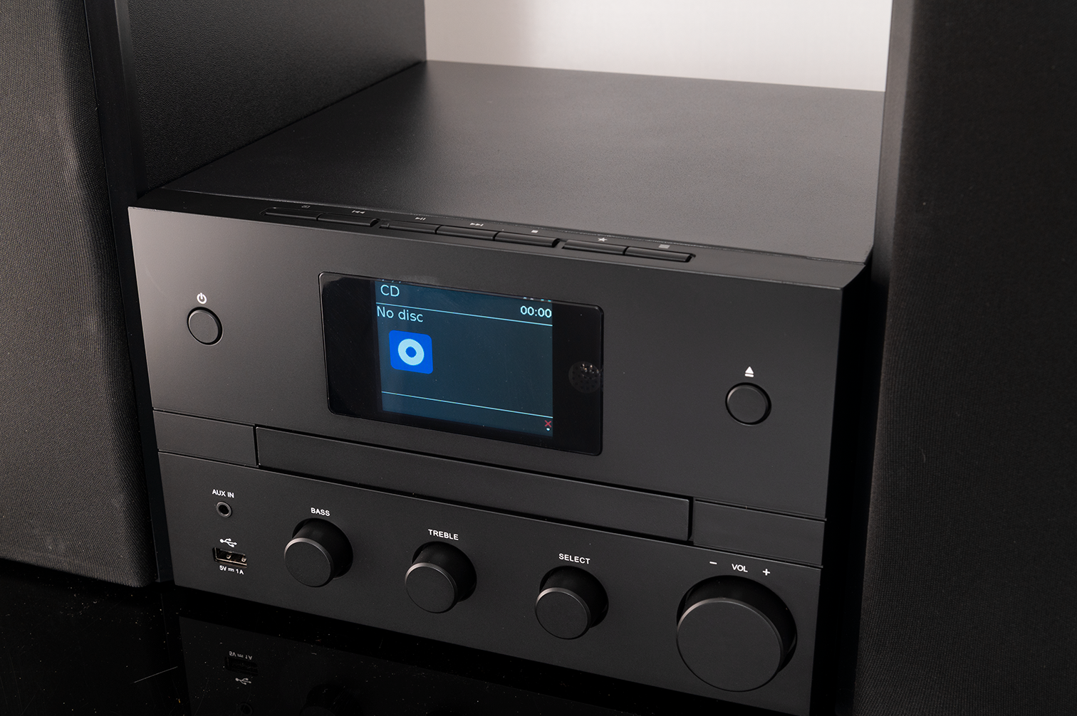 Impianto stereo nero con lettore CD. Il display mostra 'No disc'.