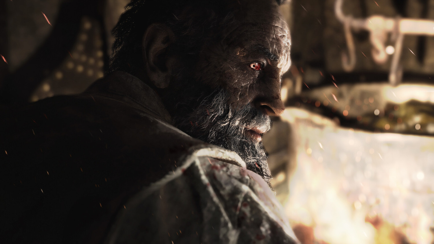Le visage d'un vieil homme regardant vers un feu. Il a une barbe blanche et des yeux rouges.