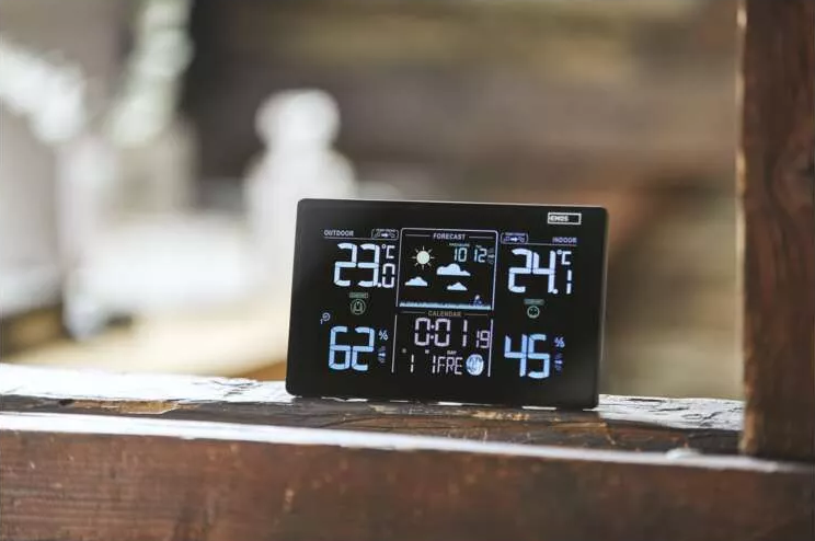 Digitális időjárás-állomás, kültéri és beltéri hőmérsékletet, páratartalmat és naptárat mutat.