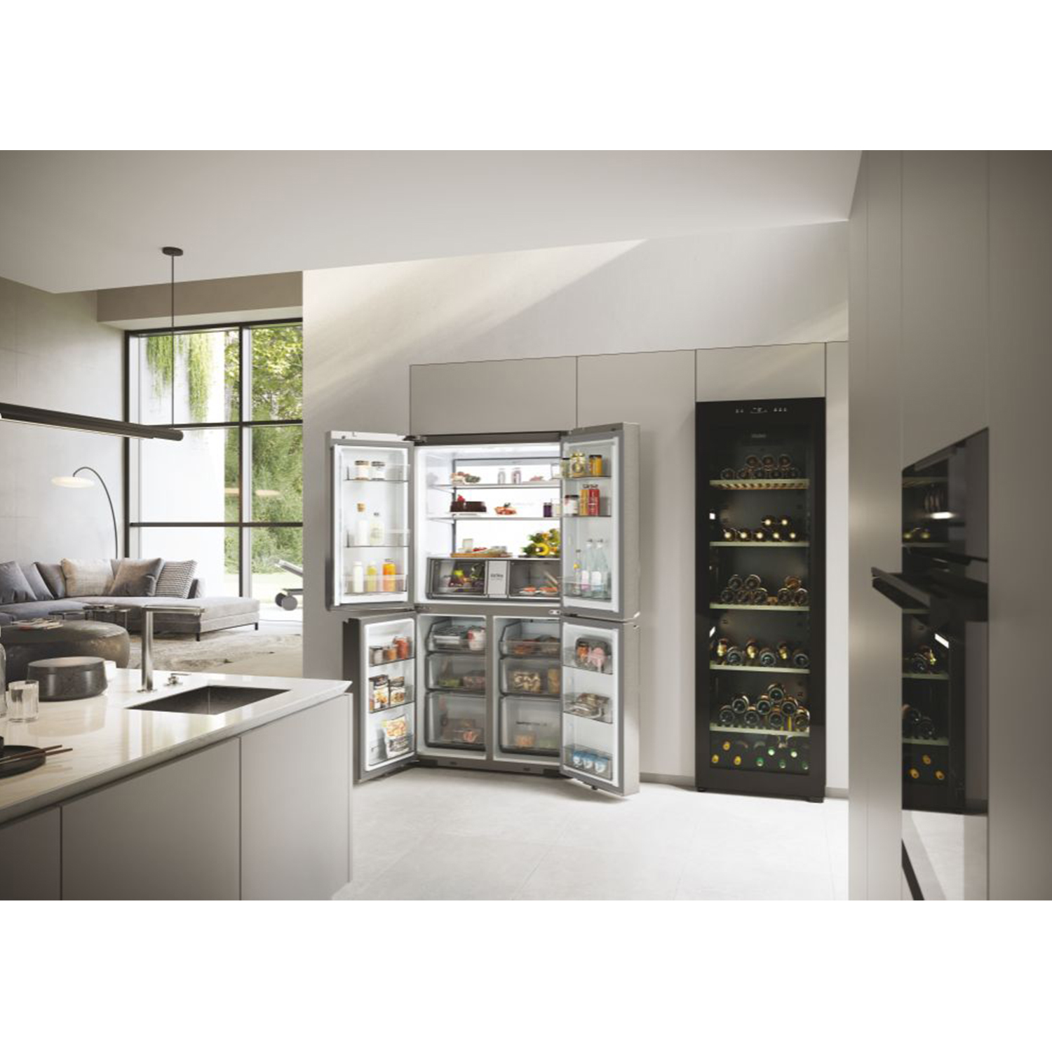 Cucina moderna con un grande frigorifero aperto e una cantinetta.