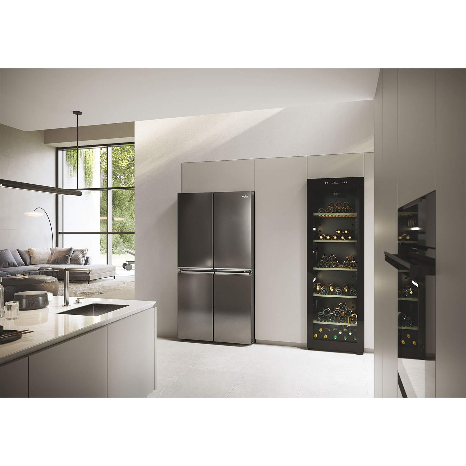 Cucina moderna con frigorifero e cantinetta.