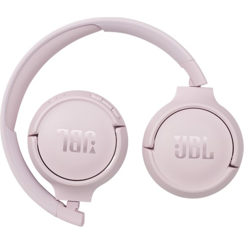 Pembe JBL kulaklık, açılmış, beyaz bir yüzeyde duruyor.