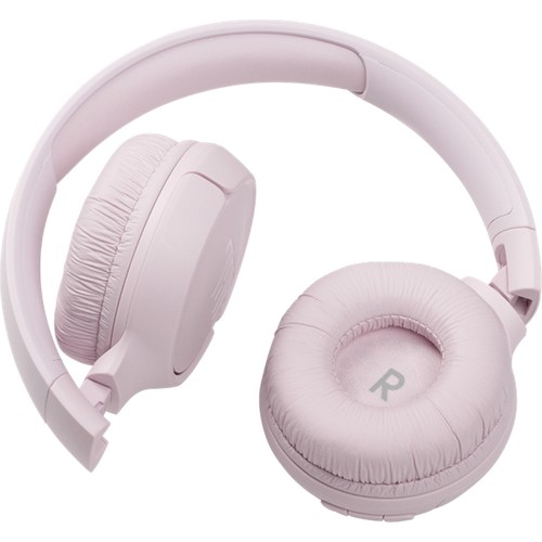 Pembe JBL kulaklık katlanmış. Kulaklıklar yuvarlak ve sağ kulaklıkta 'R' harfi var.