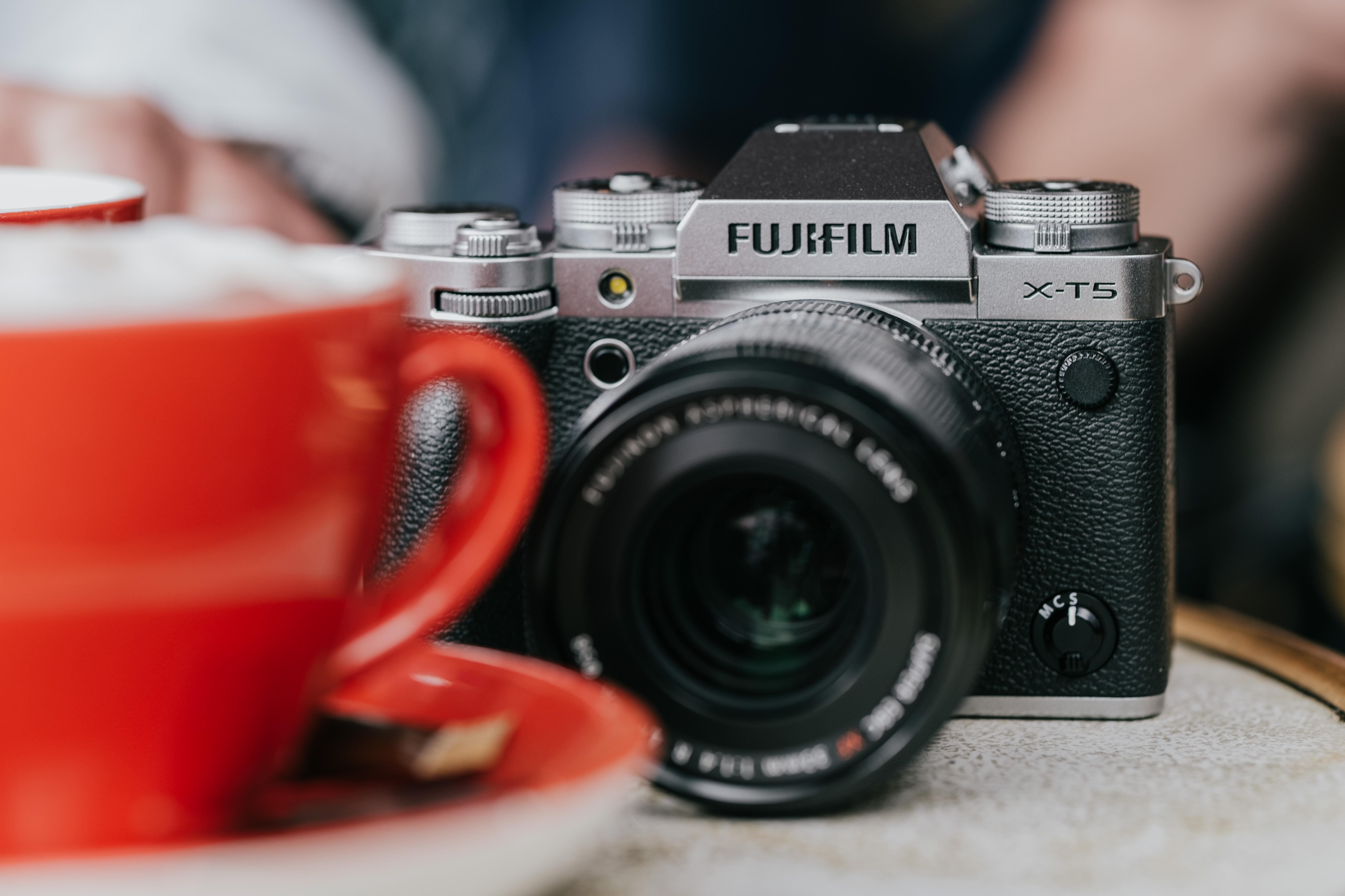 FUJIFILM X-T5 Kit Spiegellose Systemkamera mit Objektiv 18 - 55 mm, 7,6 cm Display Touchscreen