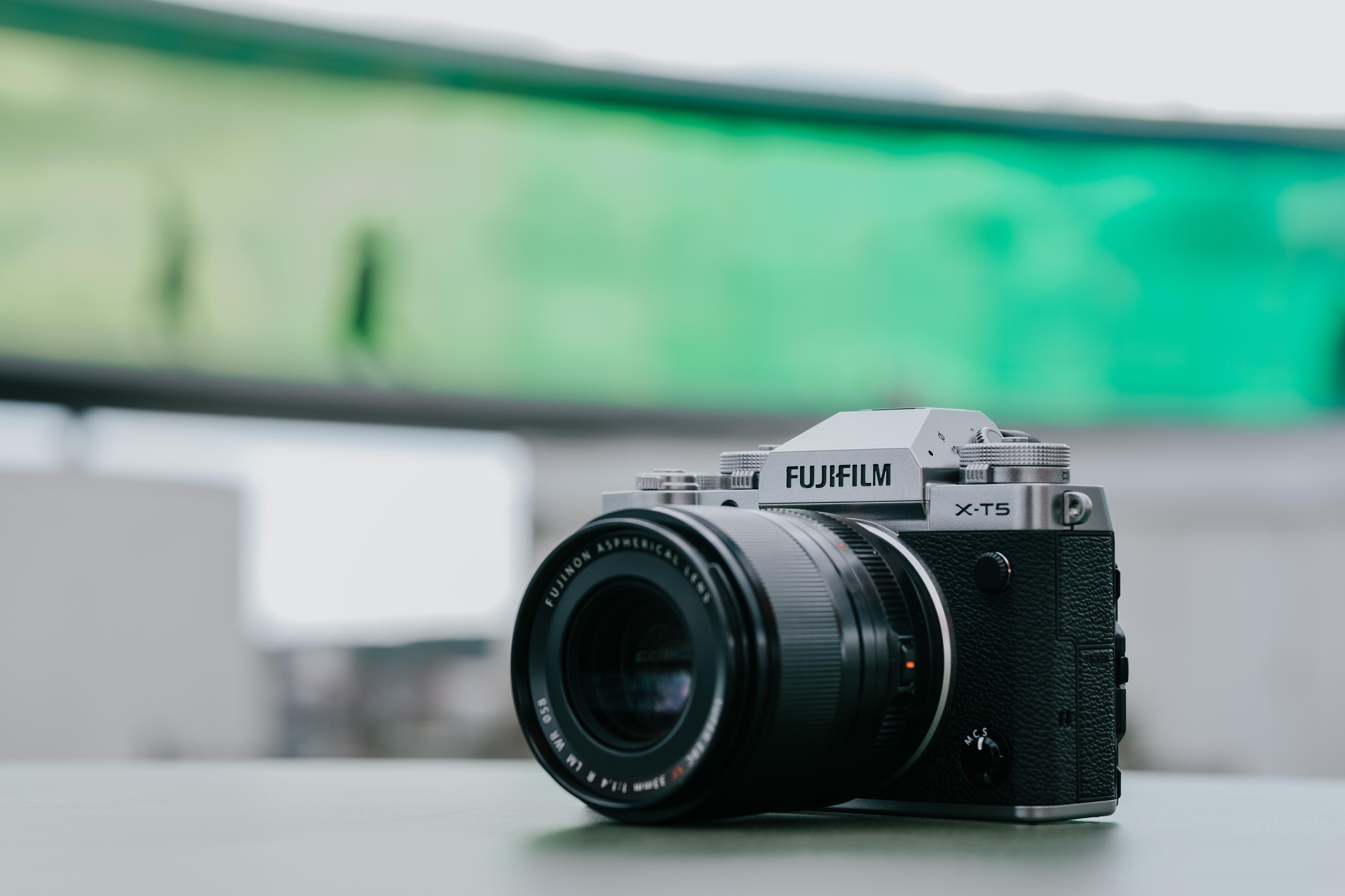 FUJIFILM X-T5 Kit Spiegellose Systemkamera mit Objektiv 18 - 55 mm, 7,6 cm Display Touchscreen