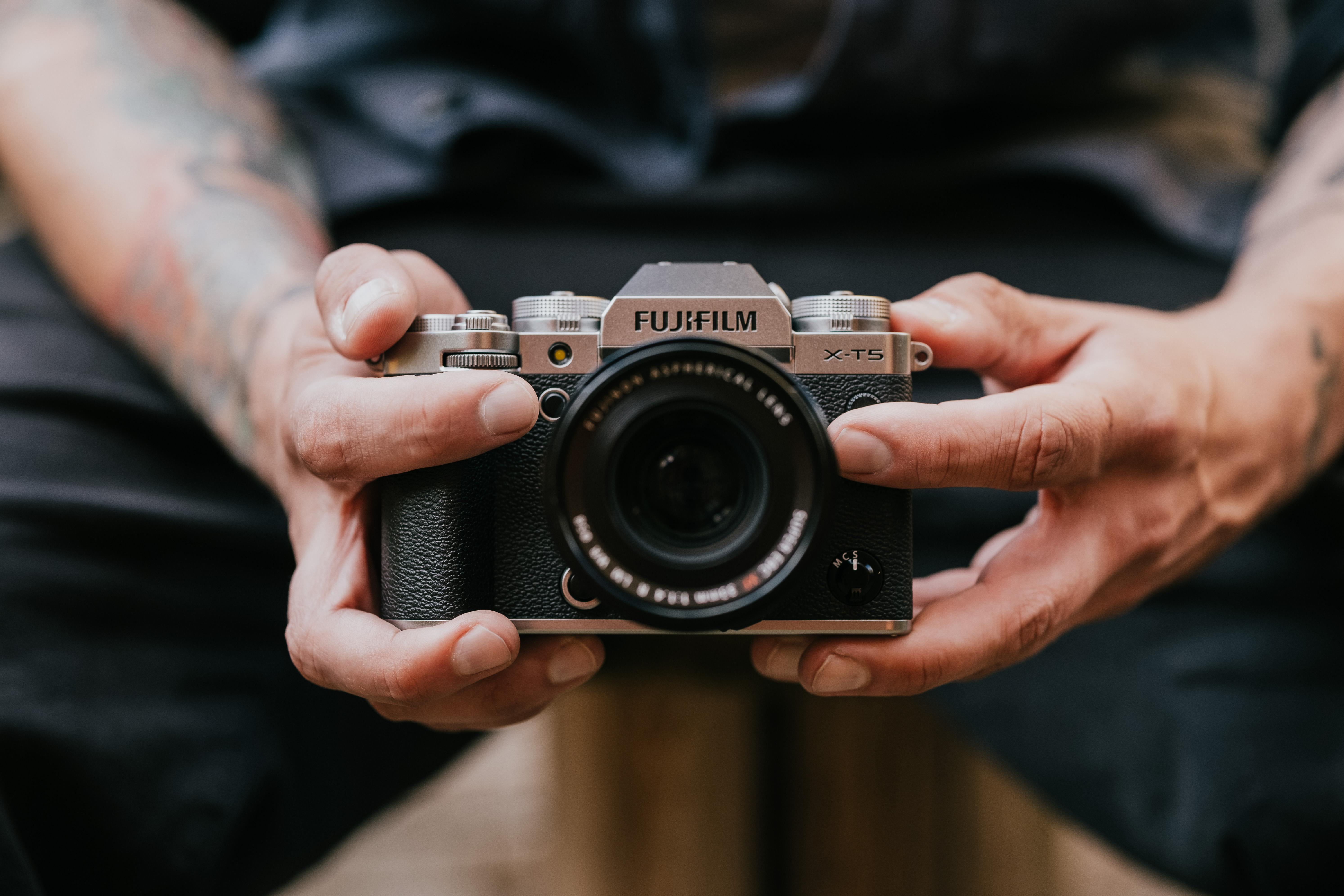 FUJIFILM X-T5 Kit Spiegellose Systemkamera mit Objektiv 18 - 55 mm, 7,6 cm Display Touchscreen