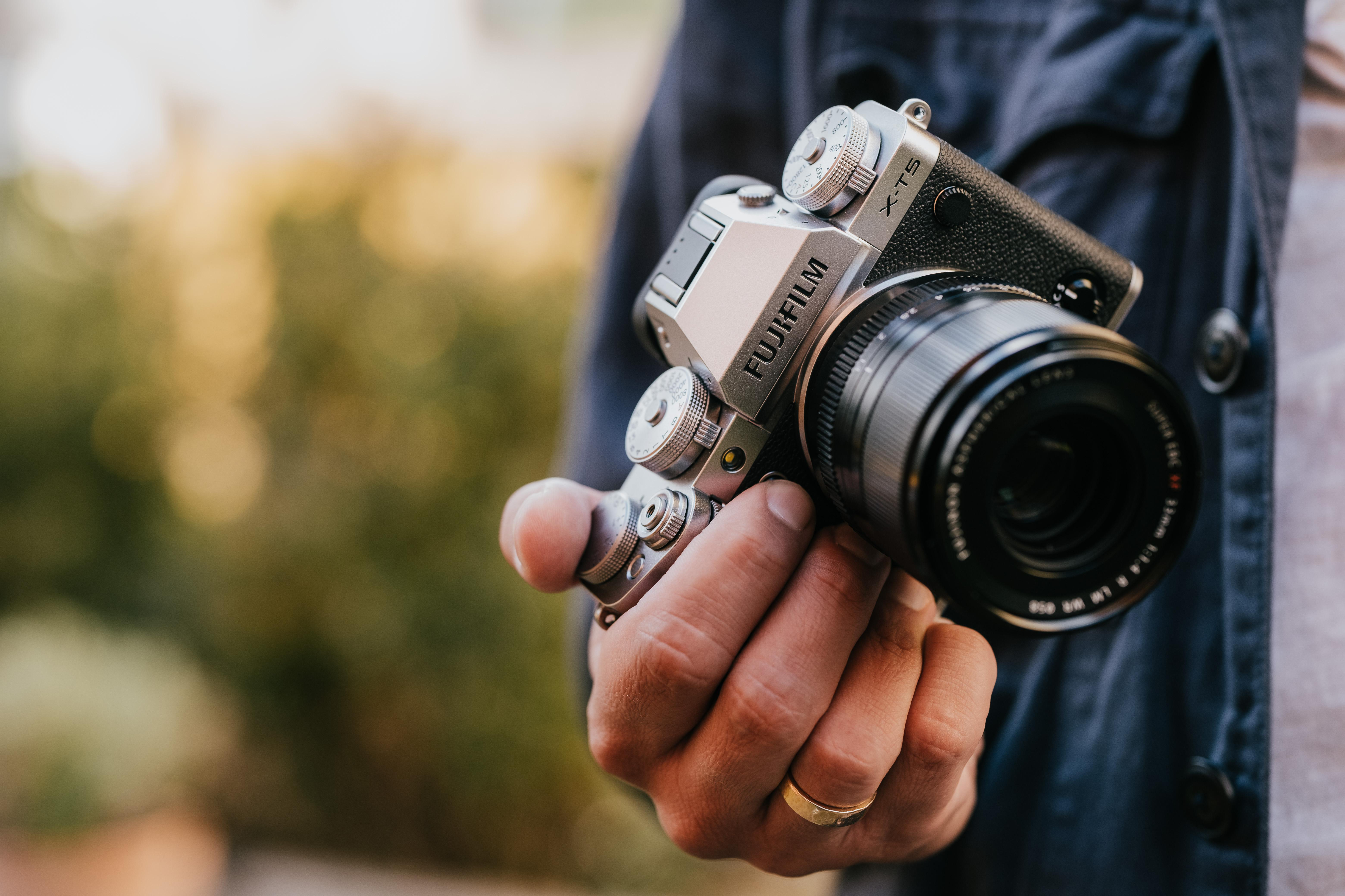 FUJIFILM X-T5 Kit Spiegellose Systemkamera mit Objektiv 18 - 55 mm, 7,6 cm Display Touchscreen