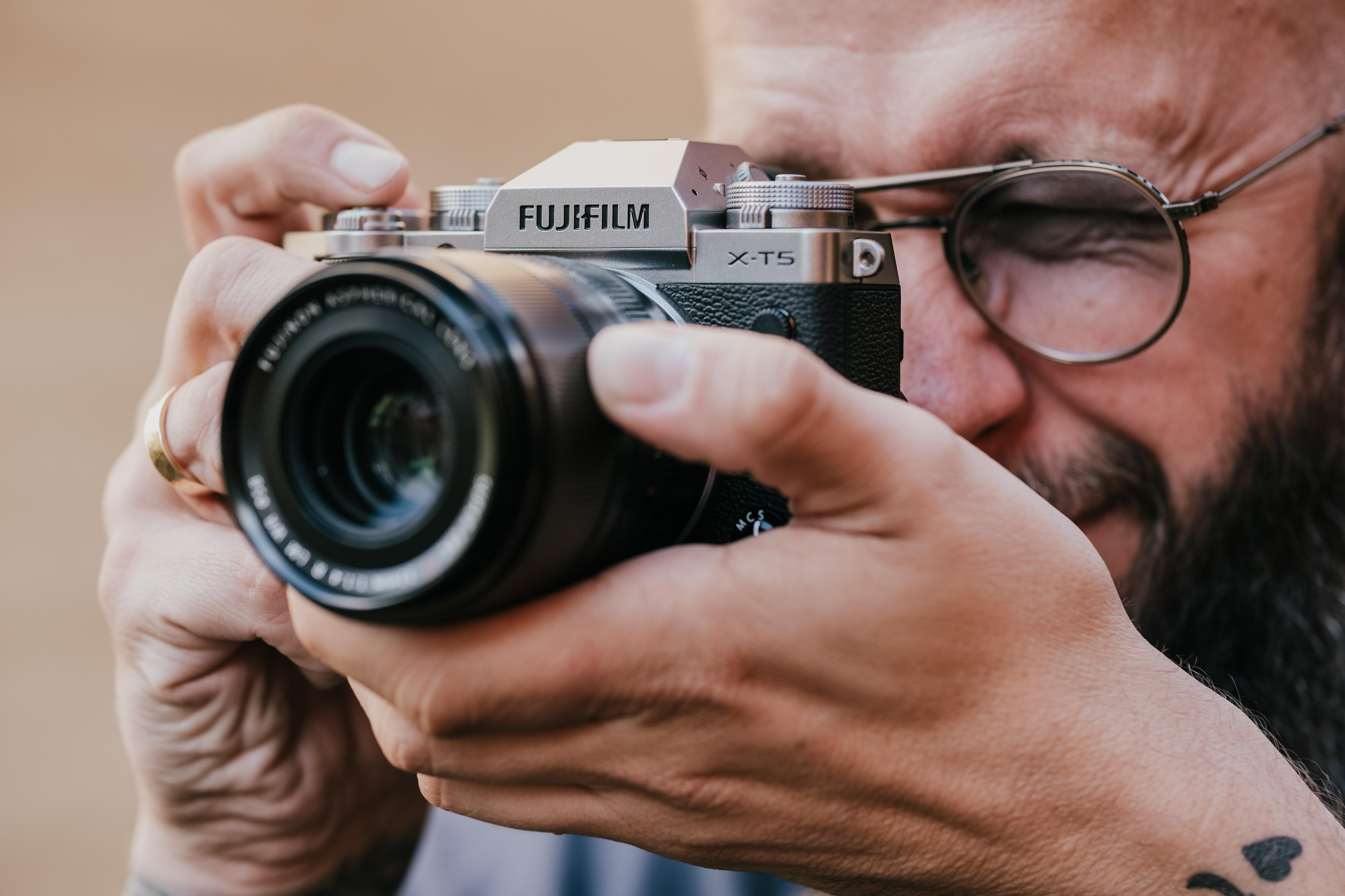 FUJIFILM X-T5 Kit Spiegellose Systemkamera mit Objektiv 18 - 55 mm, 7,6 cm Display Touchscreen