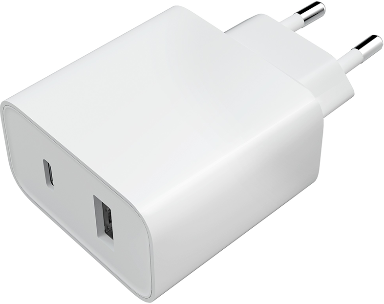 Egy fehér töltő két porttal: egy USB és egy USB-C. Két csatlakozója van a konnektorhoz.