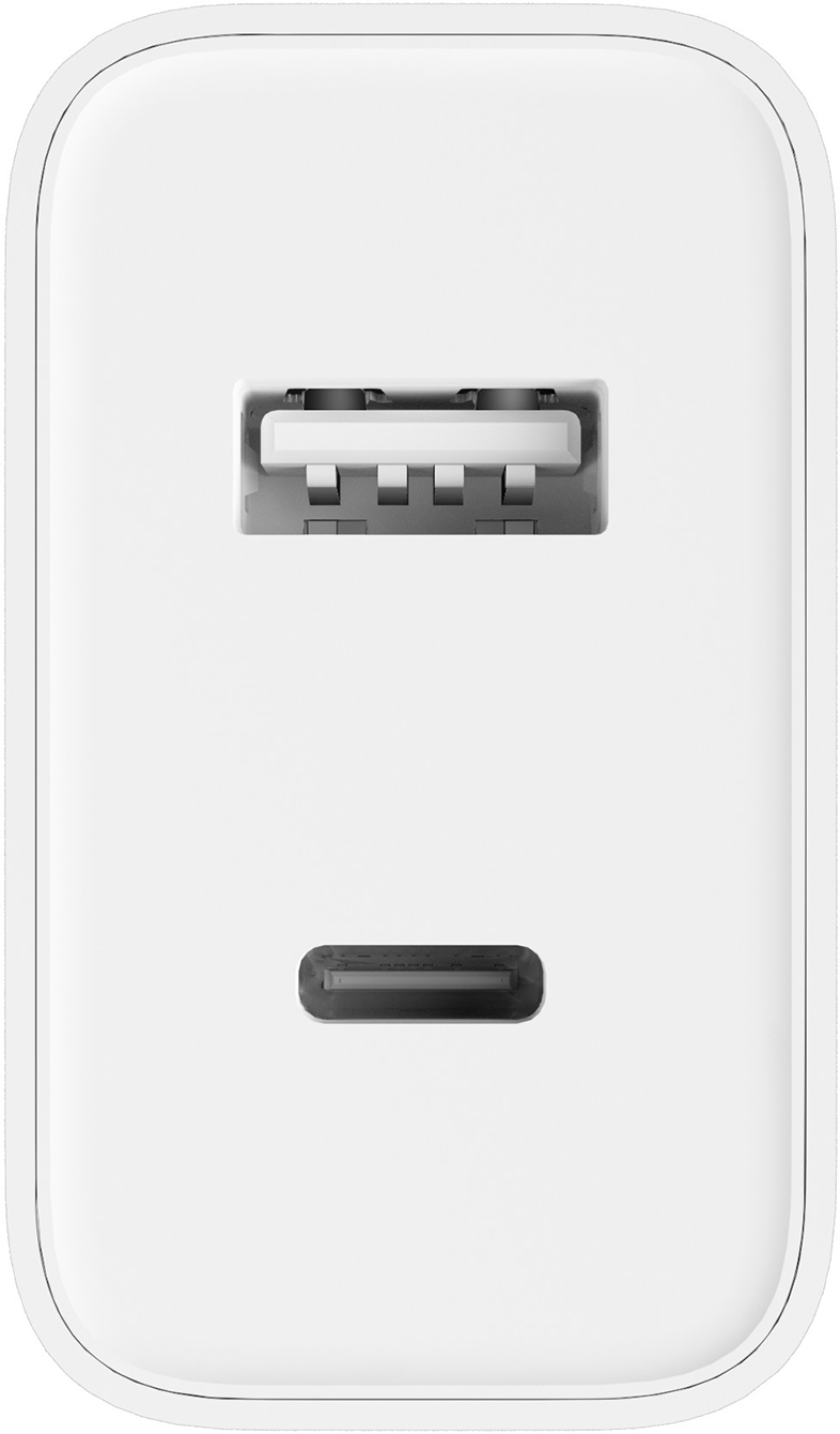 Fehér USB töltő közelképe USB-A és USB-C portokkal.