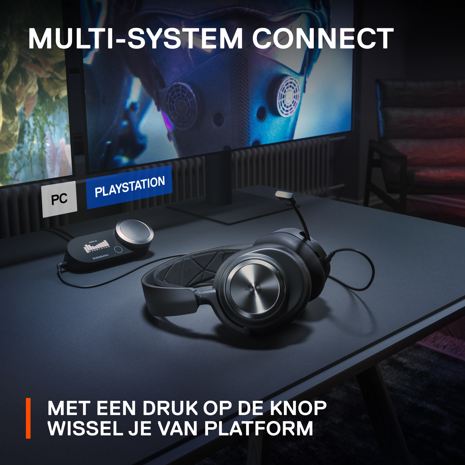 Zwarte headset op een zwart bureau met gamemonitor. Tekst: Multi-system connect.