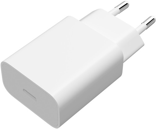 Fehér hálózati adapter két csatlakozóval és USB-C porttal, fehér háttérben.