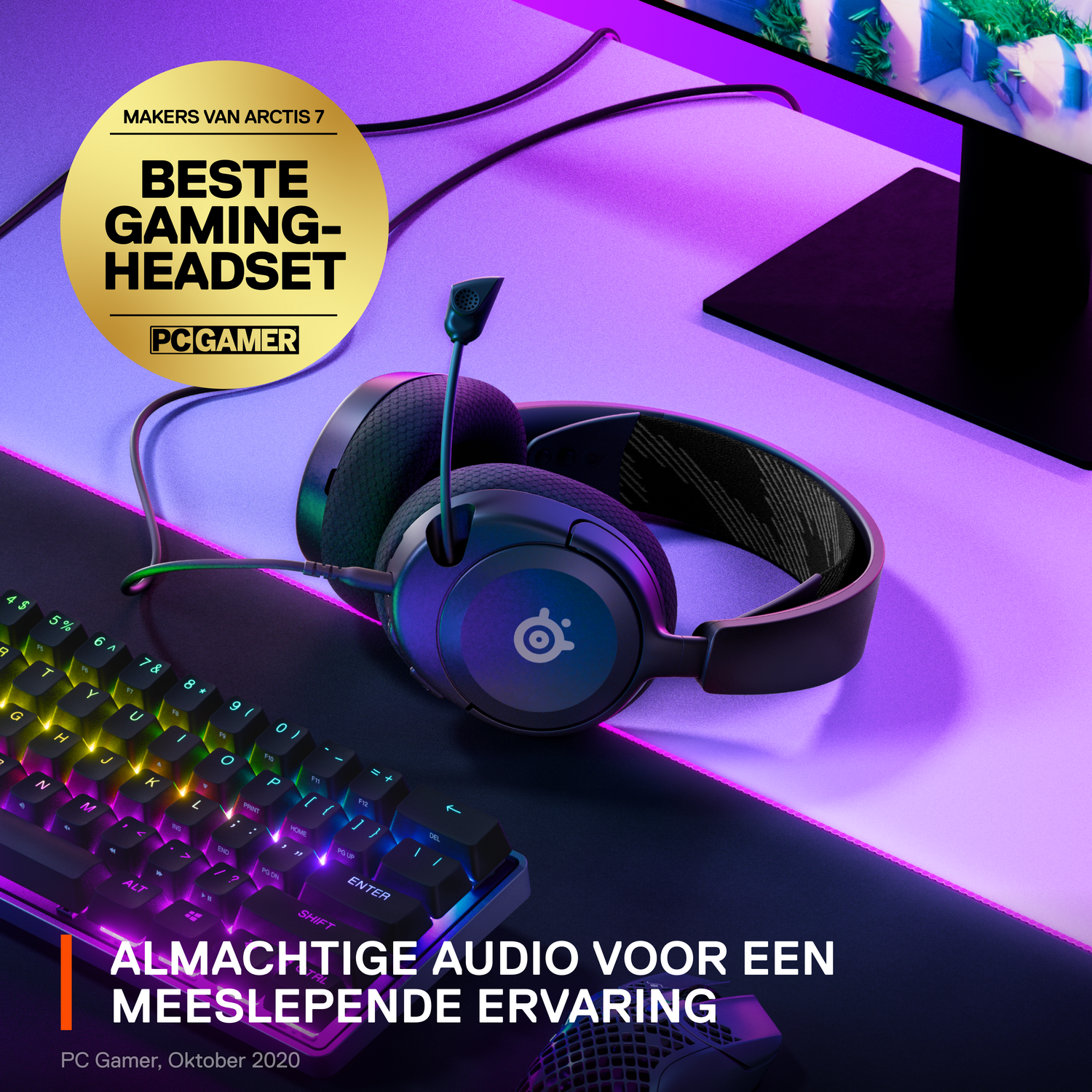 Gaming headset, zwart met een microfoon, naast een toetsenbord en muis. PC Gamer logo.