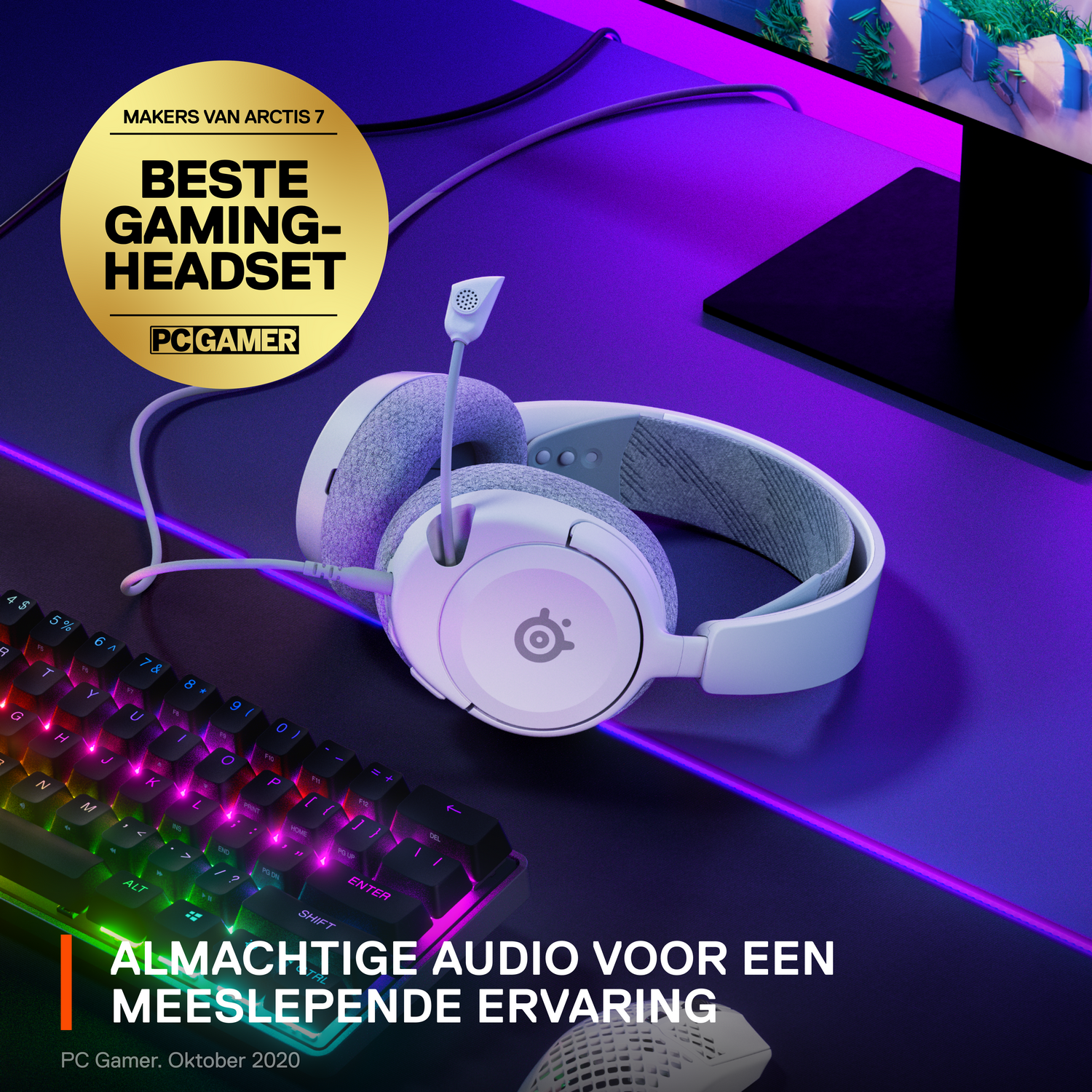 Een gamingheadset met een microfoon, een toetsenbord en een muis op een bureau met een paars en zwart oppervlak.