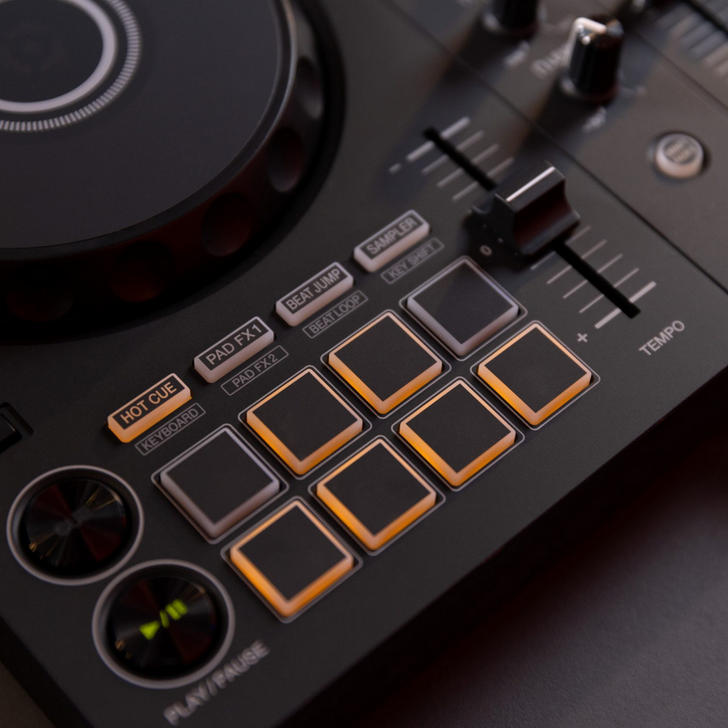 Close-up van een DJ-controller met knoppen en draaiknoppen.