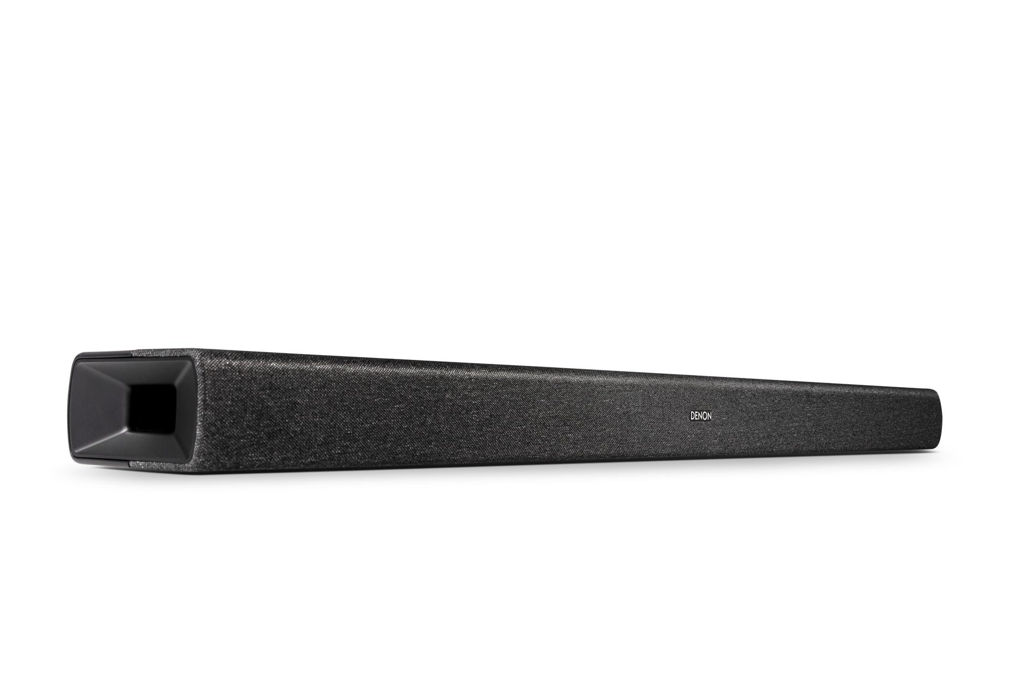 Lange schwarze Denon Soundbar auf weißem Hintergrund. Minimalistisches Design mit Denon-Text.