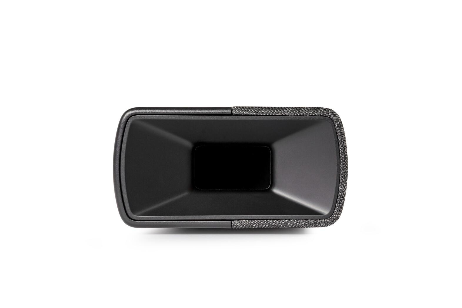 Schwarze Soundbar, angewinkelt auf weißem Hintergrund mit dunklem Innendesign.