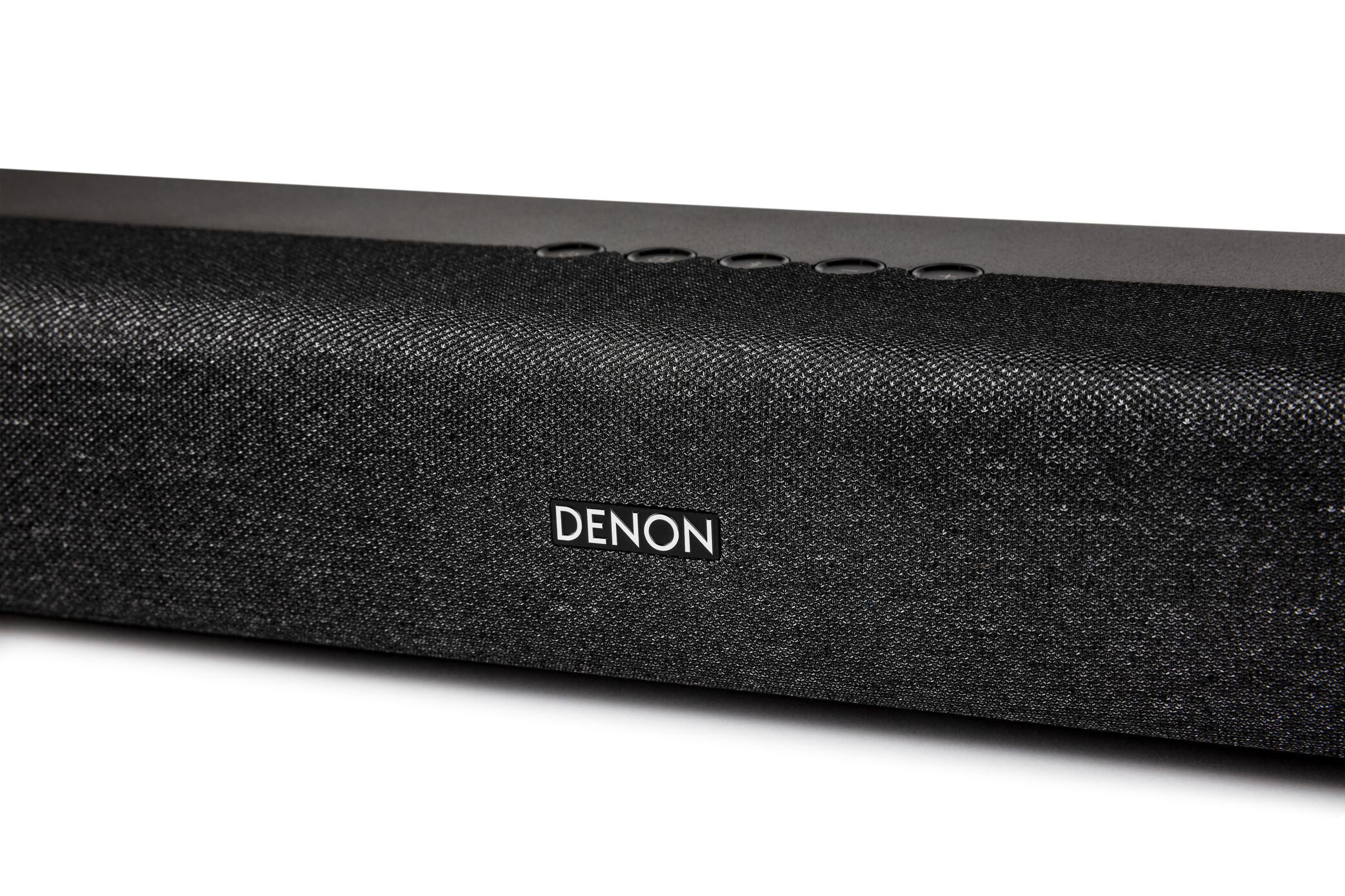 Eine Denon Soundbar, schwarz mit dem Denon-Logo, Nahaufnahme.