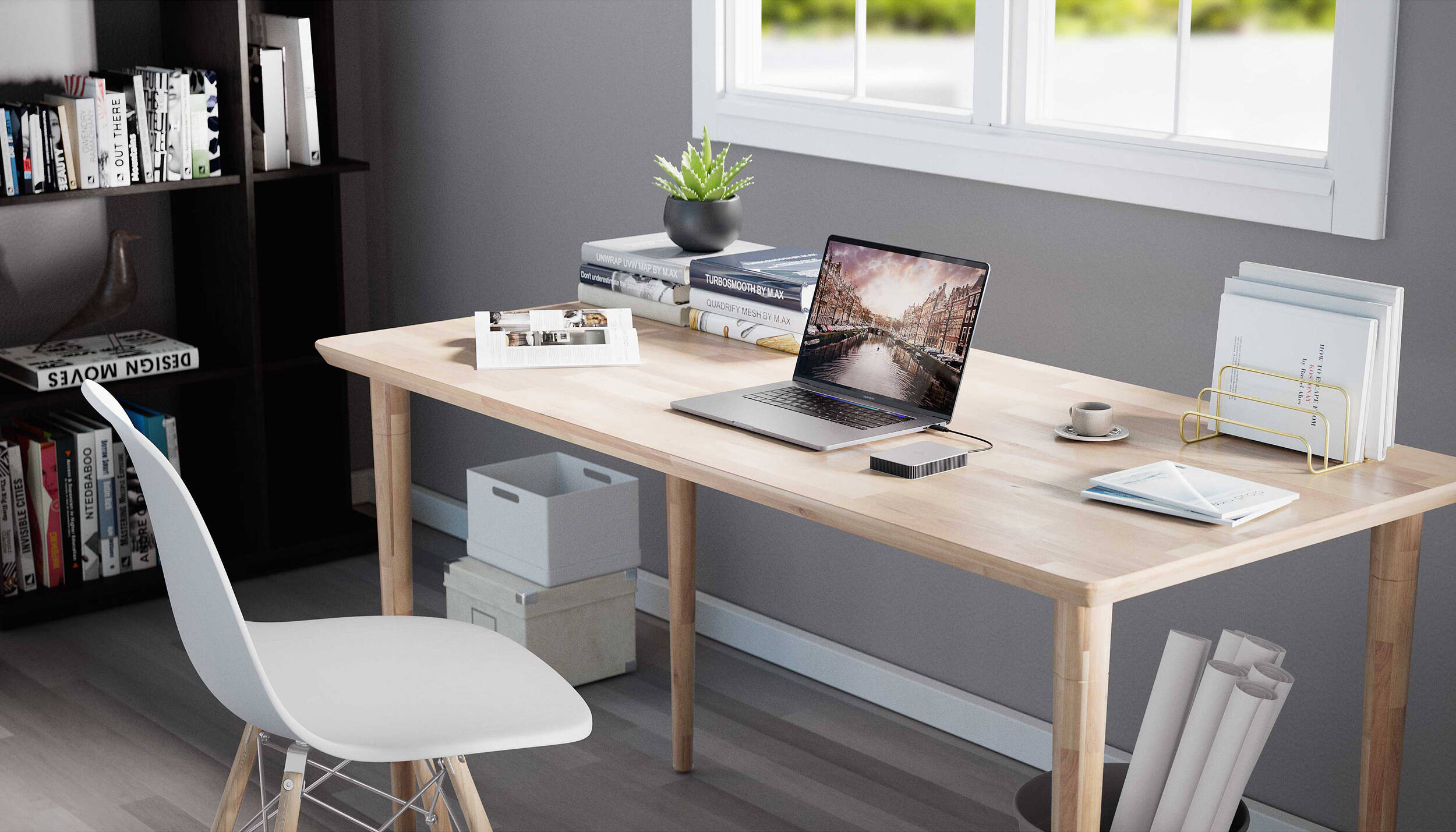 Ein Schreibtisch mit Laptop, Büchern und anderen Büroartikeln. Im Hintergrund ist ein Fenster.
