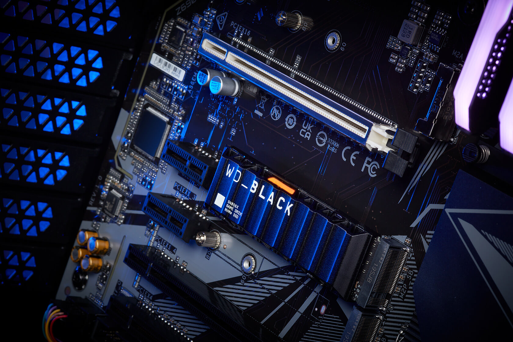 Computer-Motherboard mit installierter WD_BLACK SSD. Mit blauen Lichtern beleuchtet.