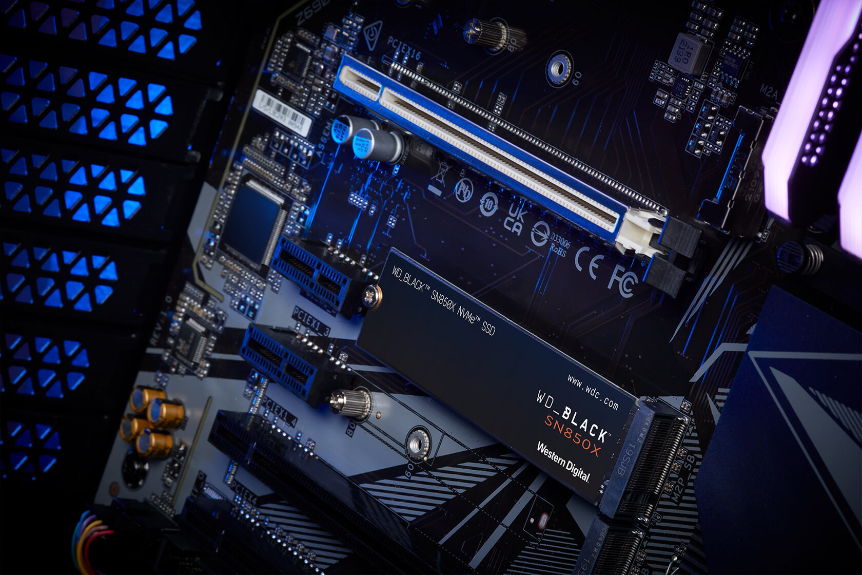 Computer-Motherboard mit installierter schwarzer SSD. Blaue Lichter beleuchten Komponenten.