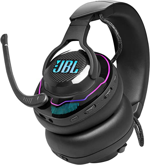Auriculares gaming JBL negros con micrófono. Acentos azules y rosas, sobre fondo blanco.