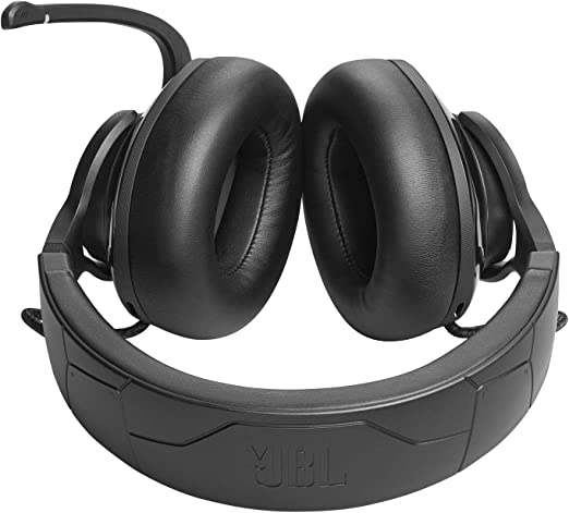 Auriculares de juego JBL negros con micrófono, sobre fondo blanco.