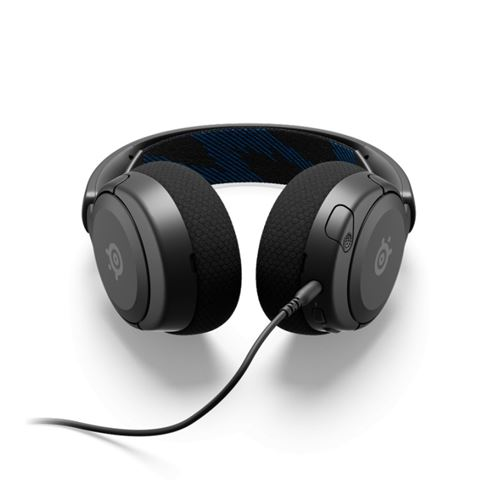 Auriculares negros con un cable conectado. Los auriculares son negros y la diadema es negra y azul.