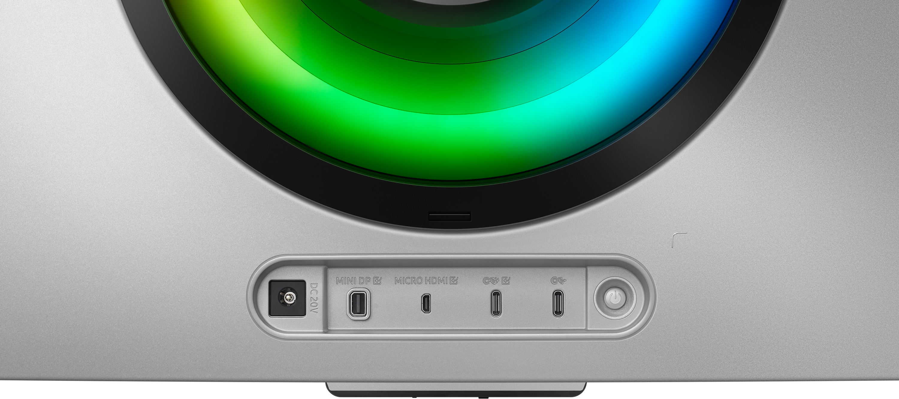 Nahaufnahme der Rückseite eines silbernen Geräts. Es verfügt über verschiedene Anschlüsse: DC, Mini DP, Micro HDMI, USB-C.